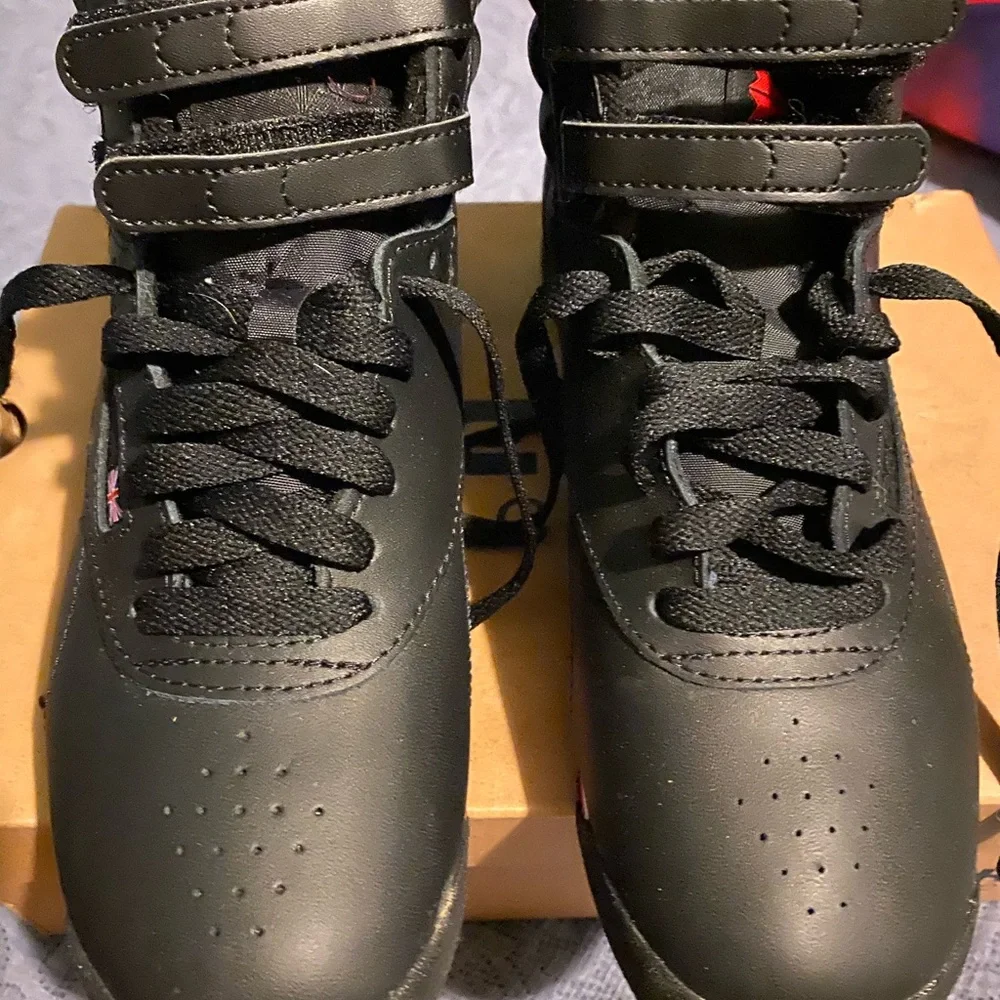 COPY - Reebok Classic - Picture 3 of 3